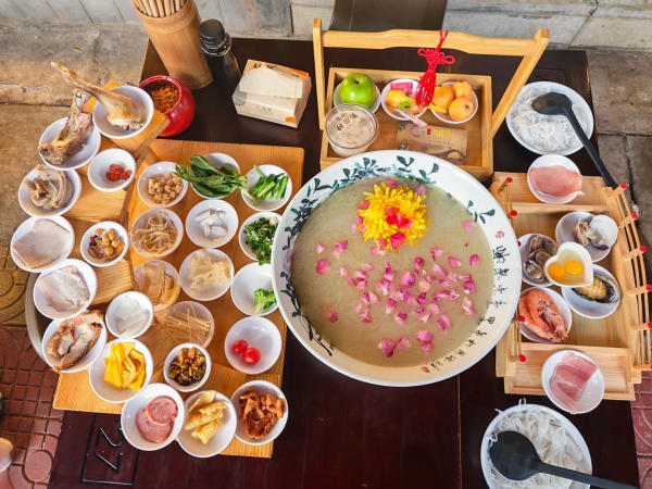 Công viên Nam Hồ gắn liền với truyền thuyết bún qua cầu Mông Tự