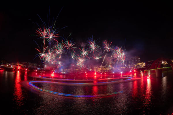 Bắn pháo hoa trên đảo Cát Bà Bắn pháo hoa trên đảo Cát Bà