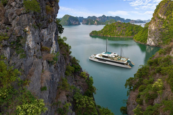 Du thuyền trong ngày vịnh Lan Hạ - Catamaran Du thuyền trong ngày vịnh Lan Hạ - Catamaran