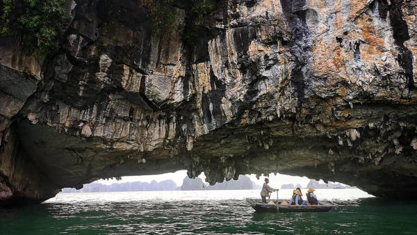 Chèo thuyền nan vịnh Hạ Long