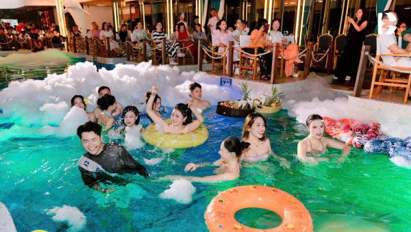 Tổ chức pool party trên du thuyền Dolphin Cruise