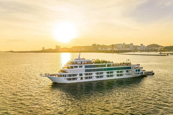 Du thuyền Ambassador Cruise Hạ Long