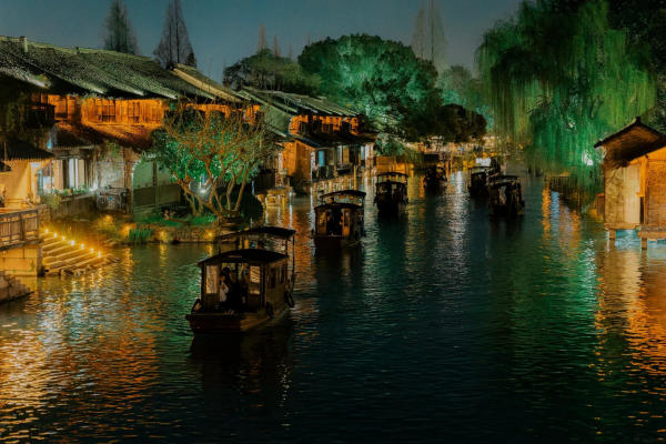 Đi thuyền đêm trên sông Ô Trấn