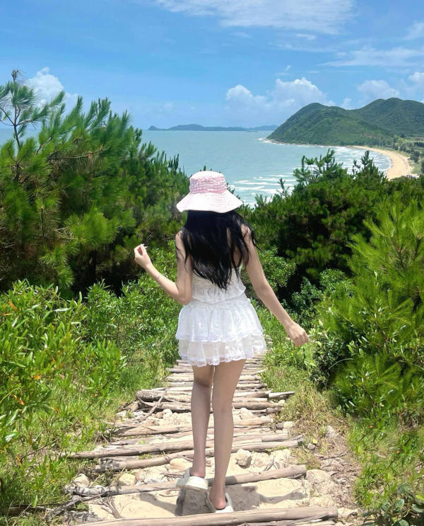 Quan Lạn hay Minh Châu đẹp hơn
