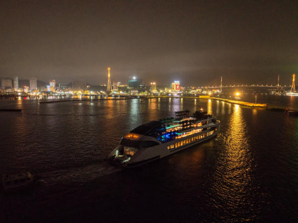 Giá du thuyền Dolphin Dinner Cruise
