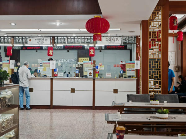 Khám và điều trị bằng Trung dược tại Đồng Nhân Đường