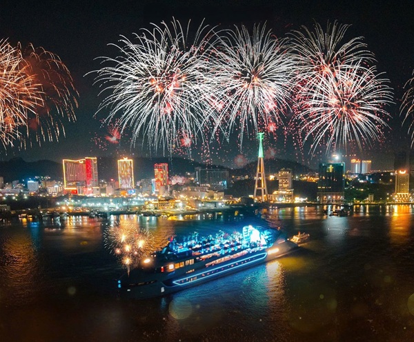 ăn tối du thuyền Hạ Long