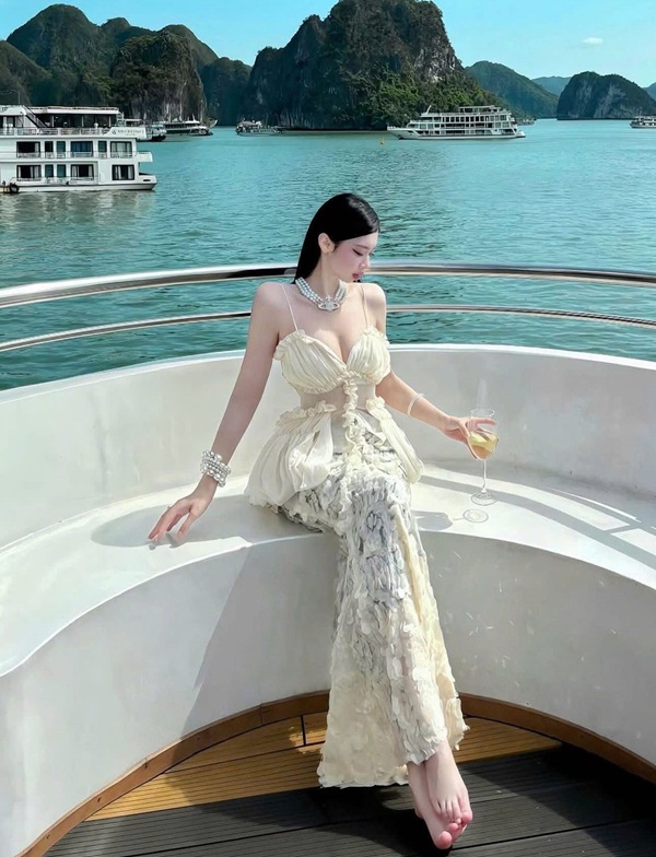 Du thuyền Hạ Long sống ảo