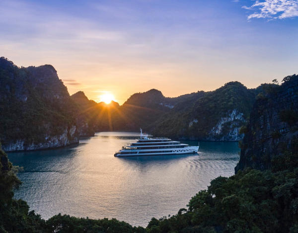 Du thuyền vịnh Lan Hạ