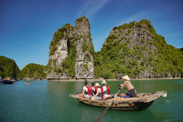 Lịch trình 8 tiếng Du thuyền Luna Halong