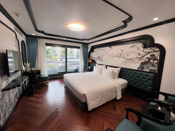 Nên chọn du thuyền vịnh Hạ Long hay vịnh Lan Hạ cho gia đình?