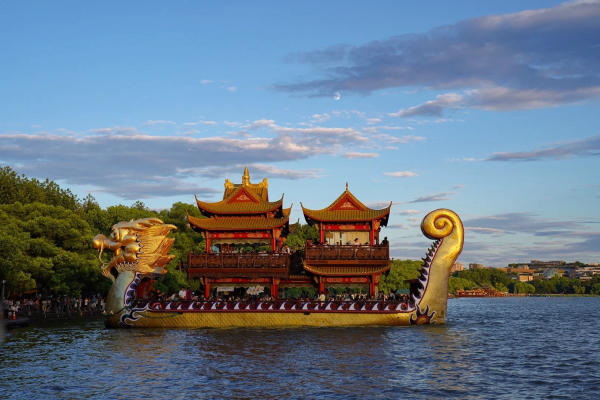 Du thuyền trên Tây Hồ