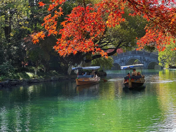 Ngắm cảnh ở Hoa Cảng Quan Ngư Tây Hồ