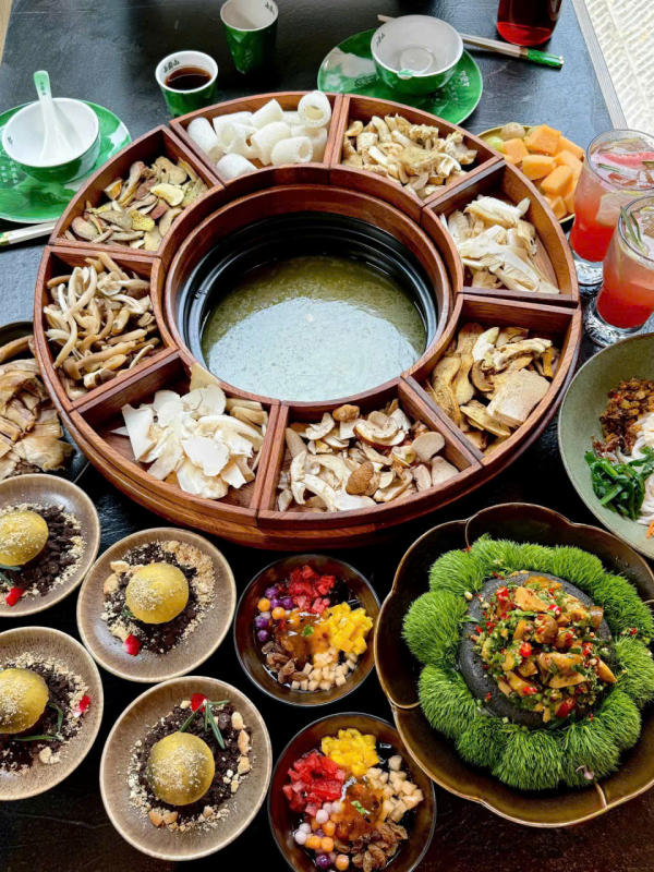 Lẩu nấm tự nhiên Lẩu nấm tự nhiên
