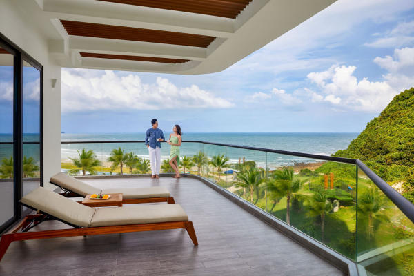 Quan Lạn hay Minh Châu vui hơn
