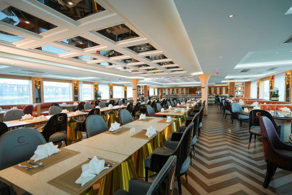 Không gian tiệc trên du thuyền Luna Halong Cruise Không gian tiệc trên du thuyền Luna Halong Cruise