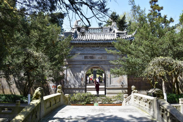 Mộ Nhạc Phi có gì