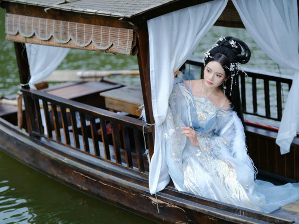 Ngồi thuyền Ô Trấn