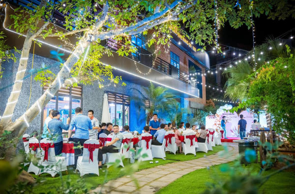 Nhà hàng Hạ Long có không gian tiệc ngoài trời Nhà hàng Hạ Long có không gian tiệc ngoài trời