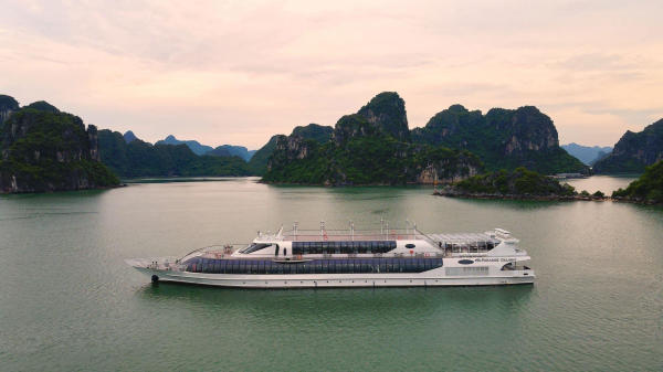 Du thuyền Hạ Long trong ngày Paradise Delight Du thuyền Hạ Long trong ngày Paradise Delight