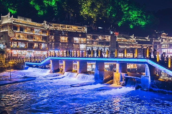Cảnh quan Phượng Hoàng Cổ Trấn bên sông Đà Giang