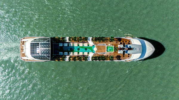 Du thuyền Dolphin Day Cruise không bao gồm dịch vụ gì