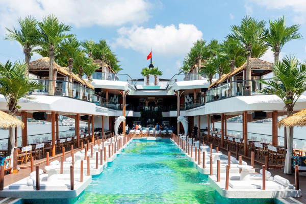 Lưu trú trên du thuyền Dolphin Cruise