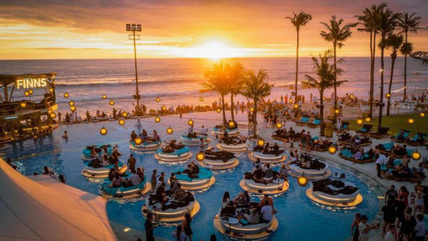 Finns Beach Club - Quán bar bãi biển đẹp ở Bali Finns Beach Club - Quán bar bãi biển đẹp ở Bali