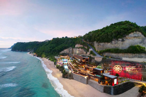 White Rock Beach Club – Quán bar bãi biển đẹp ở Bali White Rock Beach Club – Quán bar bãi biển đẹp ở Bali