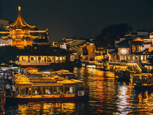 Ngồi thuyền trên sông Tần Hoài