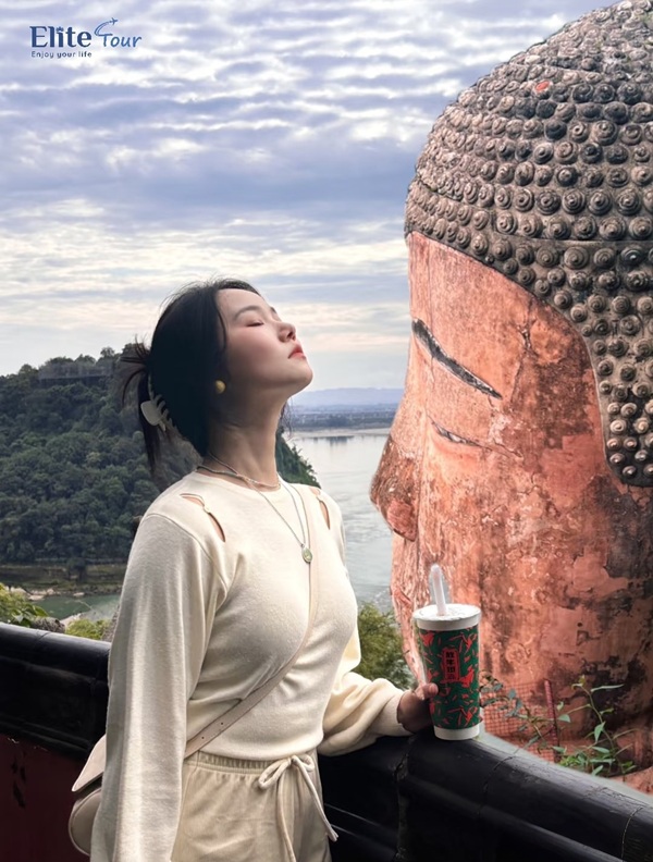 tham quan Lạc Sơn Đại Phật
