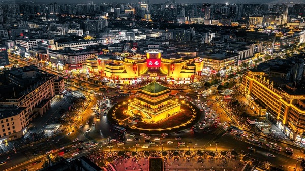 Di chuyển đi tham quan tháp Chuông, tháp Trống