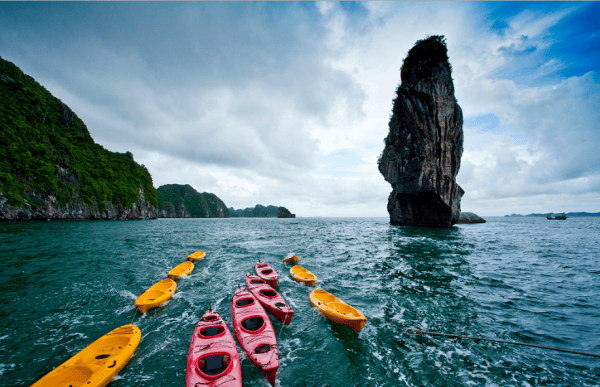 Chèo thuyền Kayak trên vịnh Hạ Long