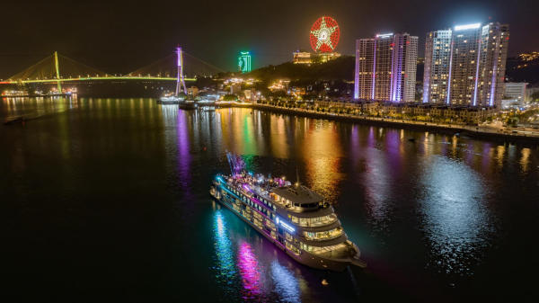 Du thuyền trong ngày Hạ Long Ambassador Cruise Du thuyền trong ngày Hạ Long Ambassador Cruise