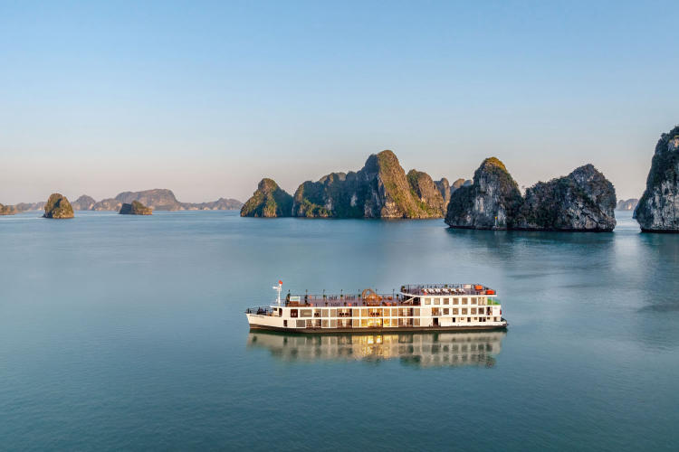 Du thuyền Indochine Grand Cruise Lan Hạ 2 ngày 1 đêm