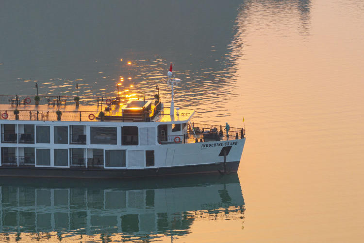Du thuyền Indochine Grand Cruise Lan Hạ 2 ngày 1 đêm