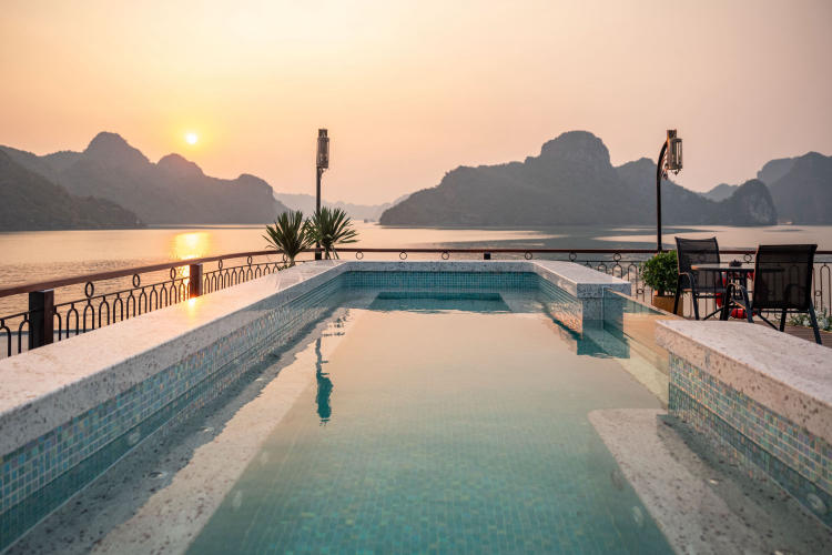 Du thuyền Indochine Grand Cruise Lan Hạ 2 ngày 1 đêm