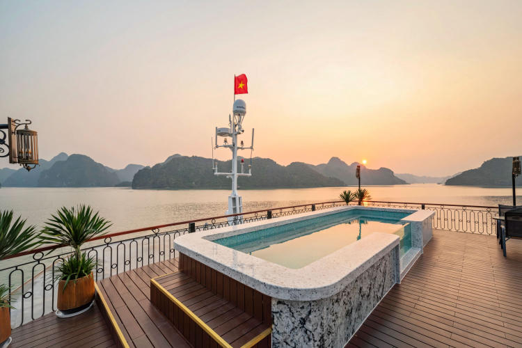 Du thuyền Indochine Grand Cruise Lan Hạ 2 ngày 1 đêm