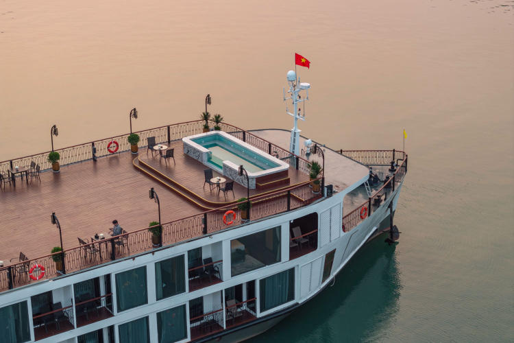 Du thuyền Indochine Grand Cruise Lan Hạ 2 ngày 1 đêm
