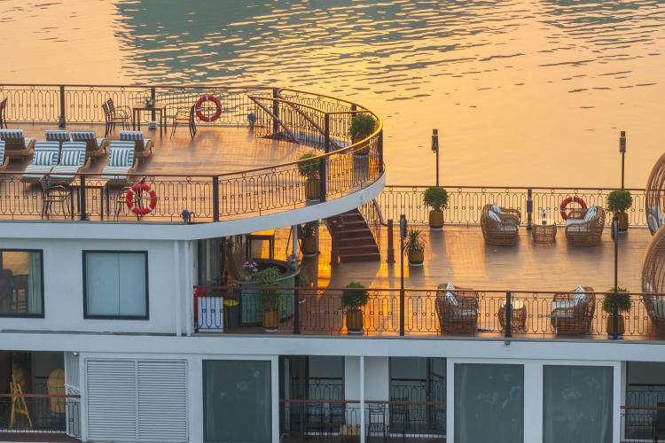 Du thuyền Indochine Grand Cruise Lan Hạ 2 ngày 1 đêm