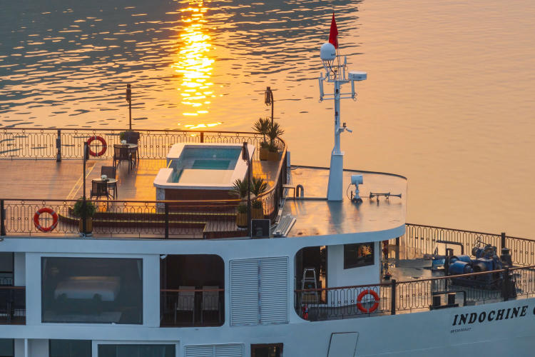 Du thuyền Indochine Grand Cruise Lan Hạ 2 ngày 1 đêm