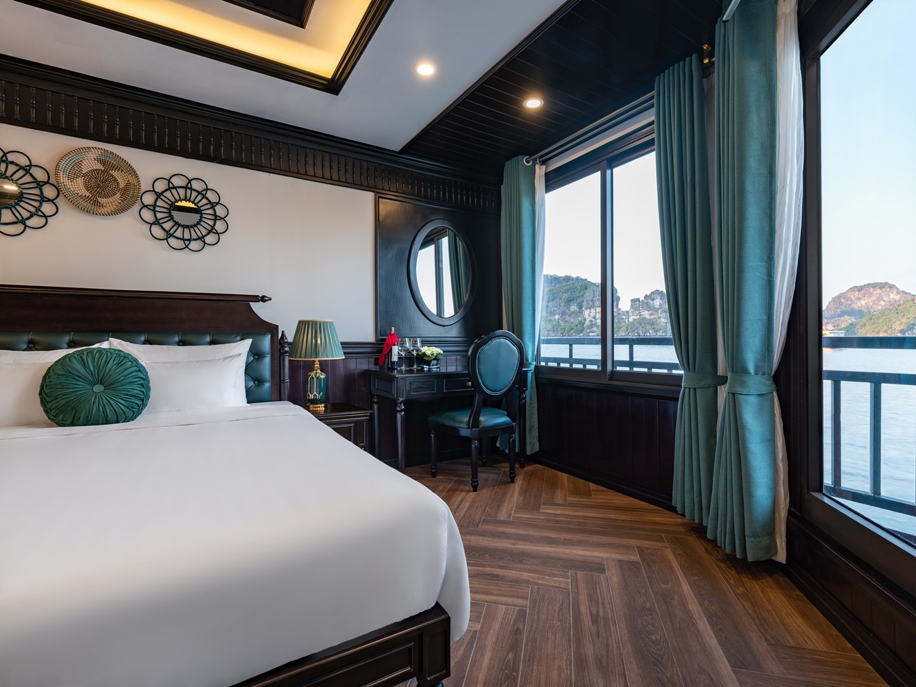 Du thuyền 5 sao Lan Hạ Rita Cruise 2 ngày 1 đêm