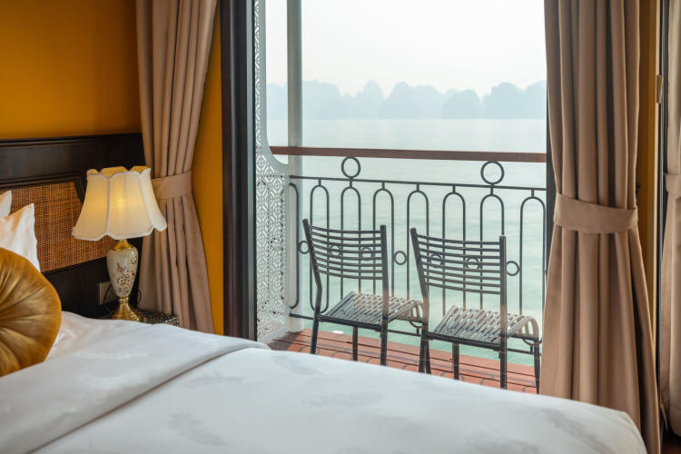 Du thuyền Indochine Grand Cruise Lan Hạ 2 ngày 1 đêm