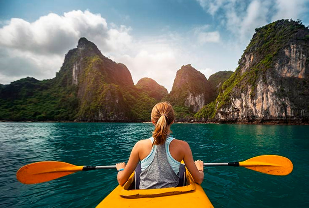 Du Thuyền Ambassador Day Cruise trong ngày Vịnh Hạ Long