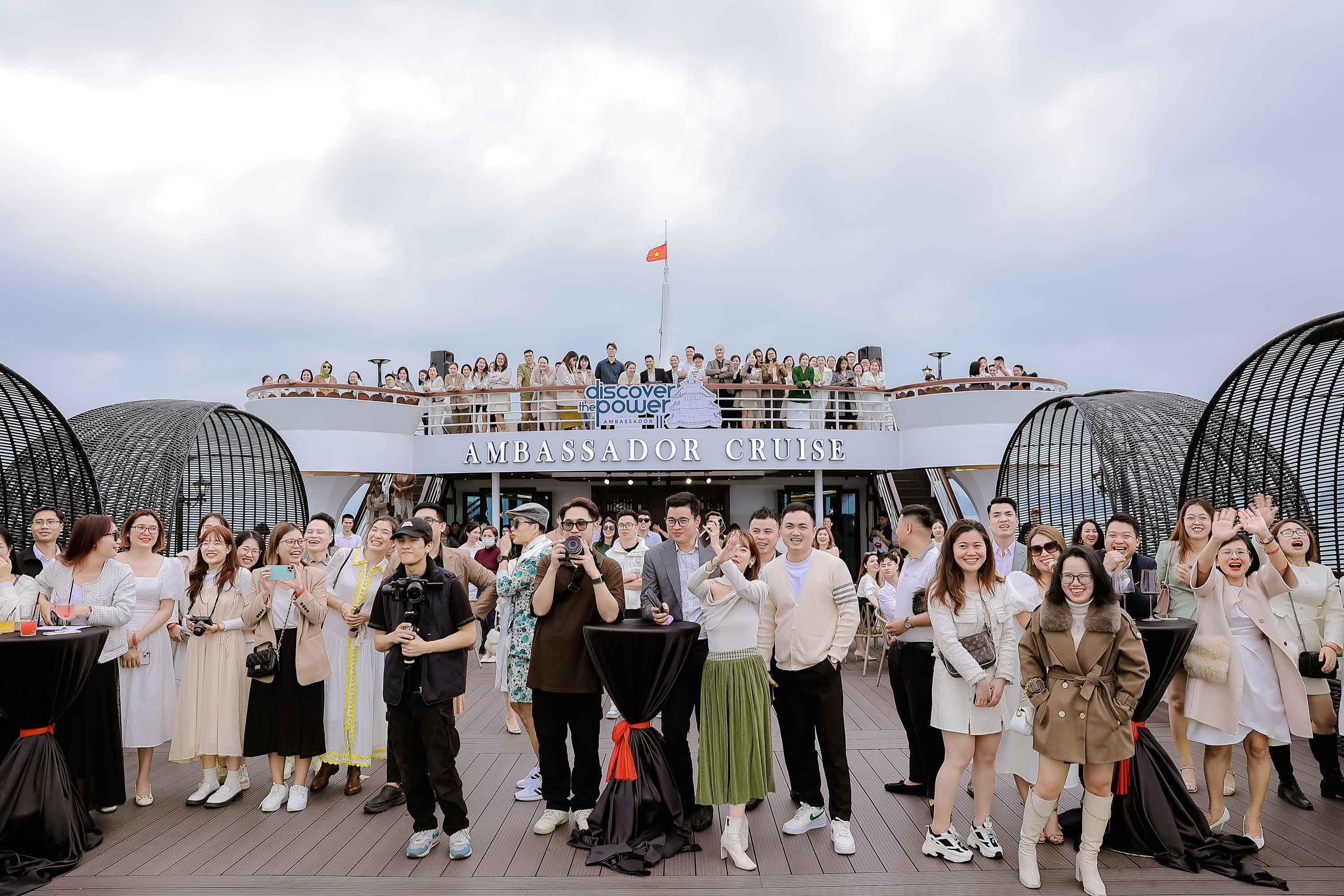 Du Thuyền Ambassador Day Cruise trong ngày Vịnh Hạ Long