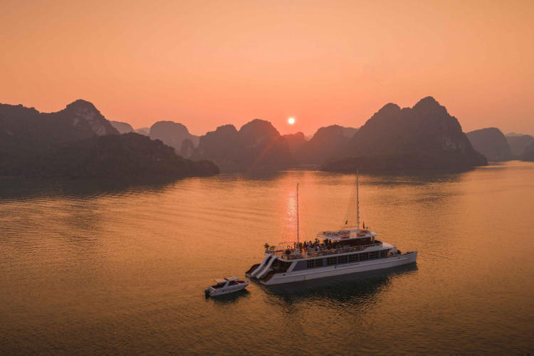 Du thuyền ngày Catamaran Lan Hạ 5 sao