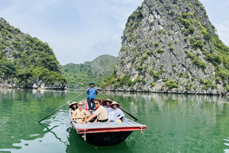 Du thuyền ngày Catamaran Lan Hạ 5 sao