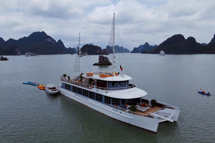 Du thuyền ngày Catamaran Lan Hạ 5 sao