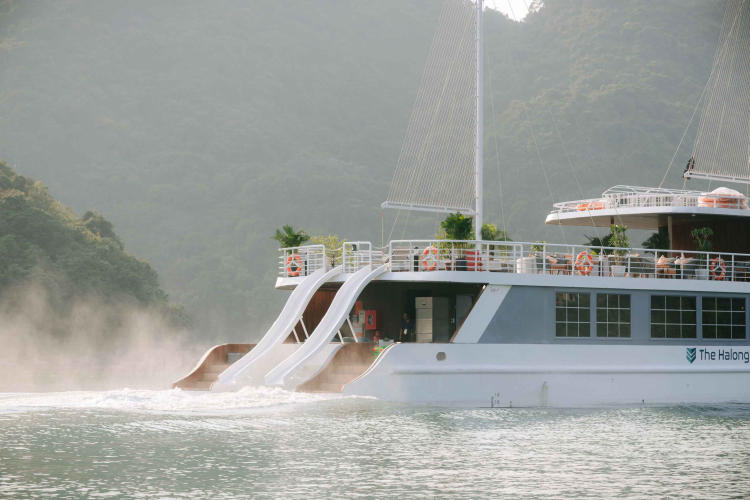 Du thuyền ngày Catamaran Lan Hạ 5 sao