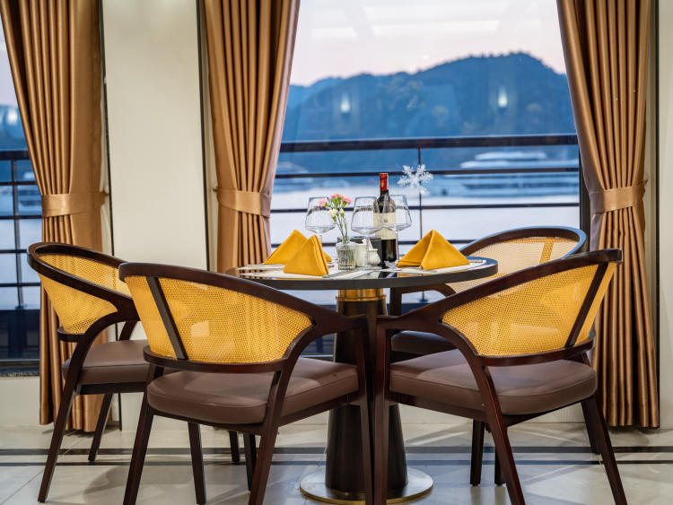 Du thuyền Diana Cruises 6 sao Lan Hạ 2 ngày 1 đêm